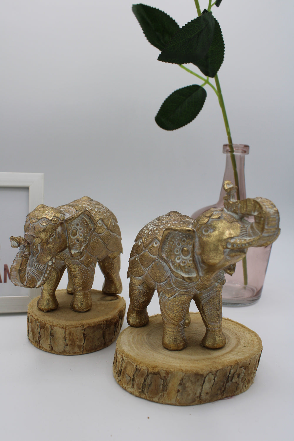 2 stehende Elefantenfiguren in Goldfarbe