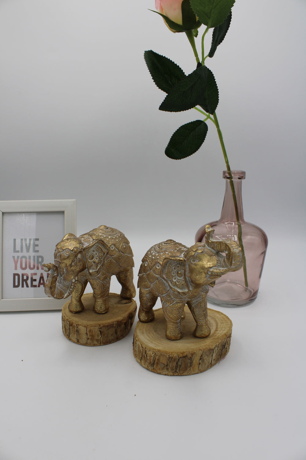 2 stehende Elefantenfiguren in Goldfarbe