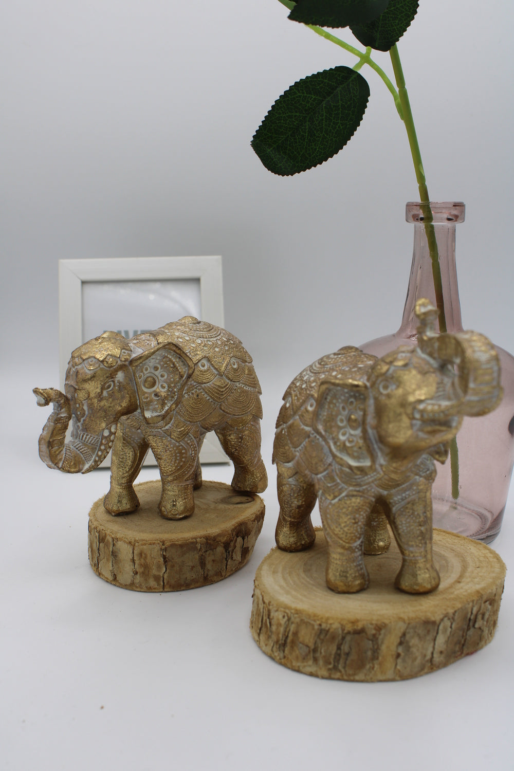 2 stehende Elefantenfiguren in Goldfarbe